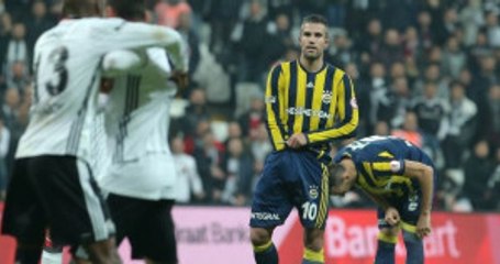 Fenerbahçeli Robin van Persie, Derbide Elini Şortunun İçine Soktu