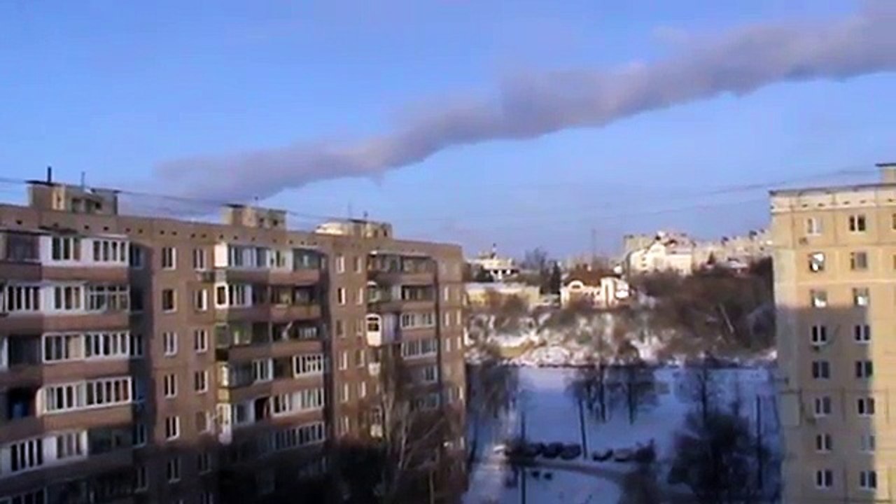 Искусственная белая туча длинная в небе в городе Орле — Город Орёл