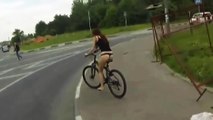 Une jeune femme russe en jupe sur son vélo
