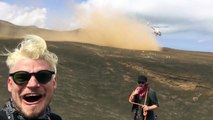 Deux idiots s'approchent trop près d'un volcan