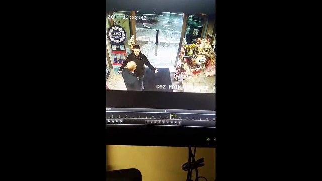 Ce gars bourré se fait virer d'un supermarché !