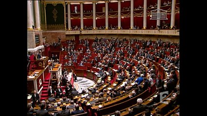 Laïcité : vote de la loi contre le port de tenues ou de signes religieux à l’école