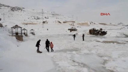 Van - Buz Tutan Balık Bendinde, Çay Içip, Kayak Yaptılar