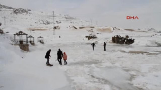 Van - Buz Tutan Balık Bendinde, Çay Içip, Kayak Yaptılar