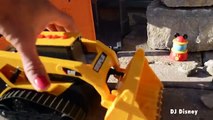 Mighty Machines Caterpillar Digger and Crew Dig at Construction Site Toy Review