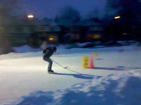 Un homme chute en tentant de sauter au-dessus d'une chaise en patins de hockey !