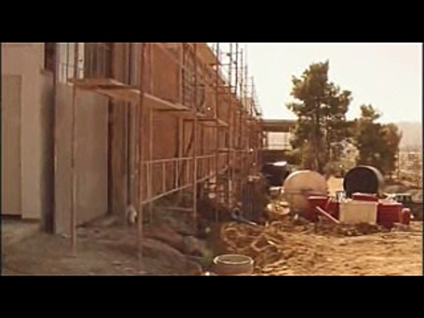 Οι πρώτες εικόνες από το υπό κατασκευή κέντρο φιλοξενίας προσφύγων στη  Θήβα. Τι δεσμεύτηκε ο Γιάννης Μπαλάφας - video Dailymotion
