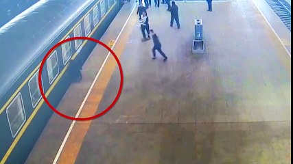 Niña cae a las vías del tren y una rápida reacción la salva