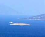 Türk Sahil Güvenliği Kardak Kayalıklarının Arkasına Geçti