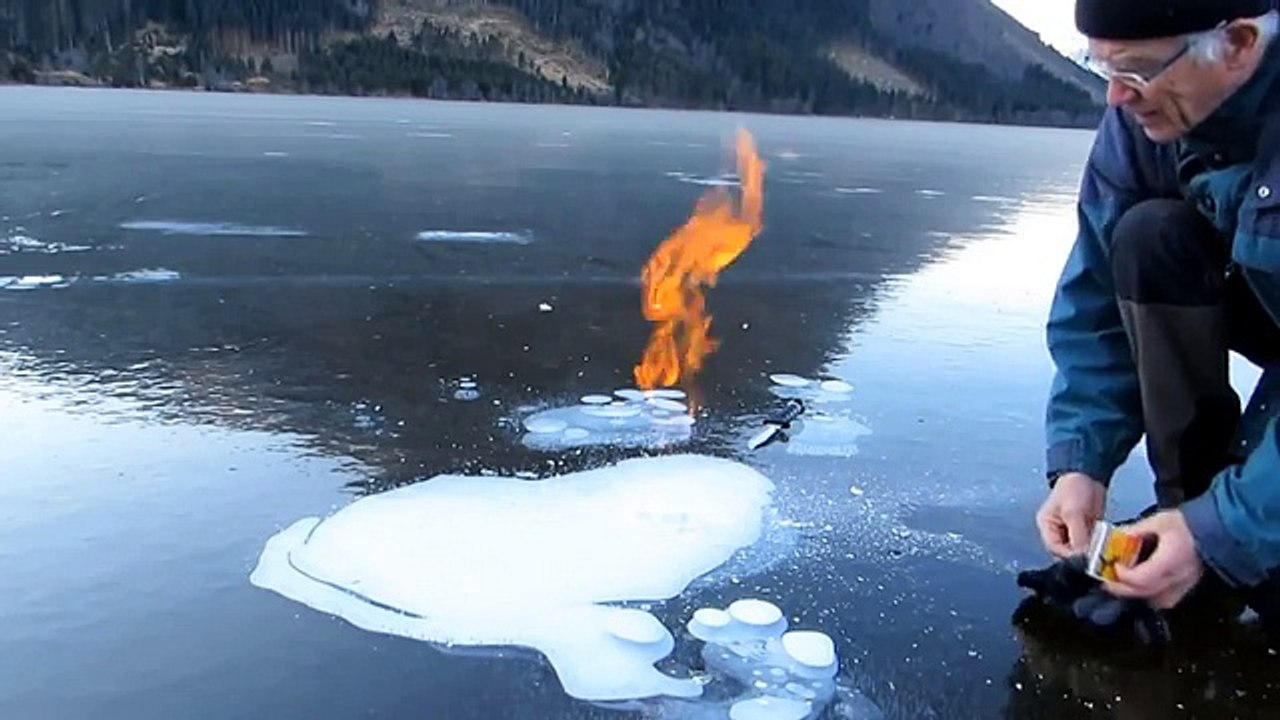 A facut o gaura intr-un lac inghetat! Ce a urmat nu are cum sa nu te mire!