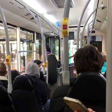 Un idiot crache sur un conducteur et va le regretter immédiatement