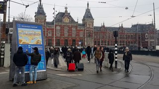 Amsterdam tren  istasyonu ve  çevresi