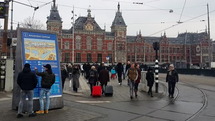 Amsterdam tren  istasyonu ve  çevresi