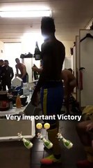 Champagne in kleedkamer na overwinning Westerlo