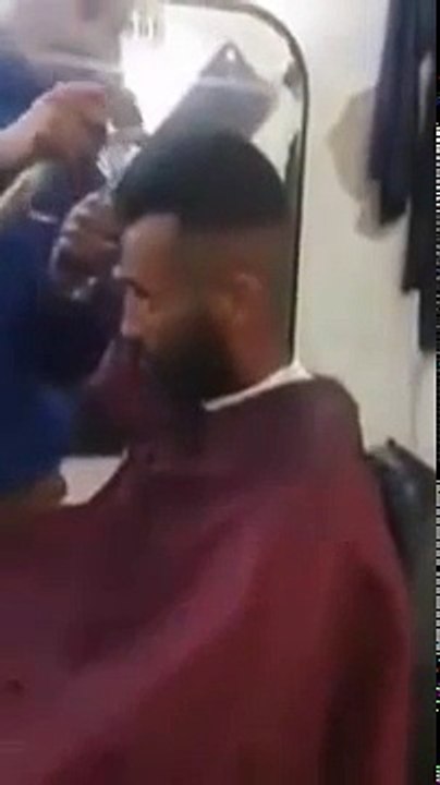 Мясник устроился на работу в парикмахерскую ׃