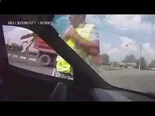 Стажёр ДПС первым делом научился брать взятки видео 2015