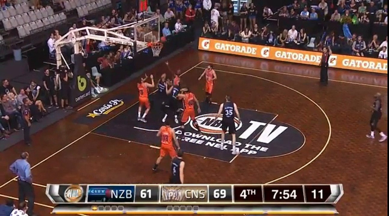 Queda grabado el momento en el que se le sale un ojo en pleno partido de básquet.