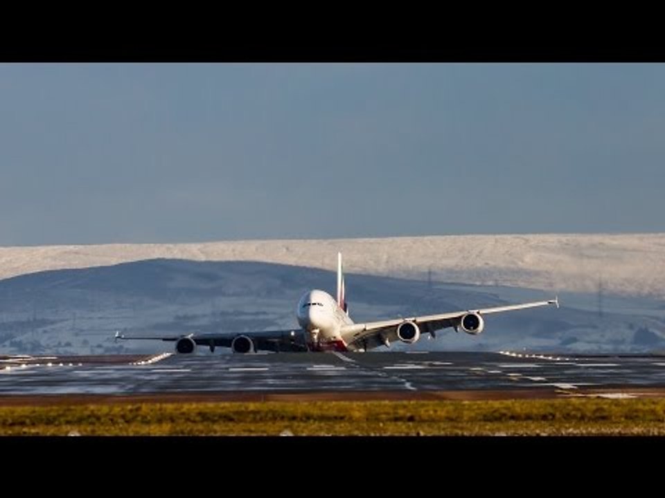 Airbus A380 Makes Difficult Crosswind Landing in Manchester