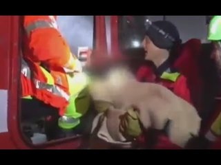 Farindola (PE) - Rigopiano, il salvataggio di uno dei bambini (24.01.17)