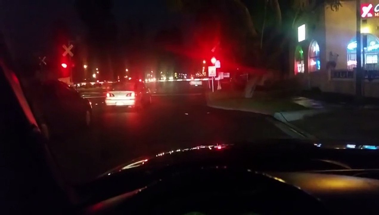 Un automobiliste fait une sale blague à d’autres automobilistes attendant à un passage à niveau