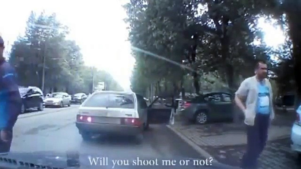 Driver Calmly Interacts With Robbers
