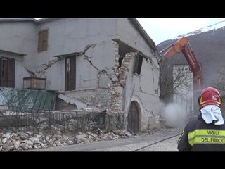 Download Video: Norcia (PG) - Terremoto, demolita abitazione a Frascano (06.02.17)