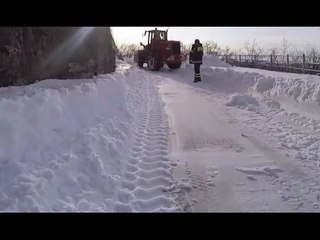 Norcia (PG) - Terremoto, sgomerata dalla neve la strada per Castelluccio (31.01.17)