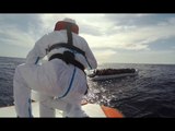 Migranti, motovedetta Guardia Costiera soccorre gommone nel Mediterraneo (04.02.17)