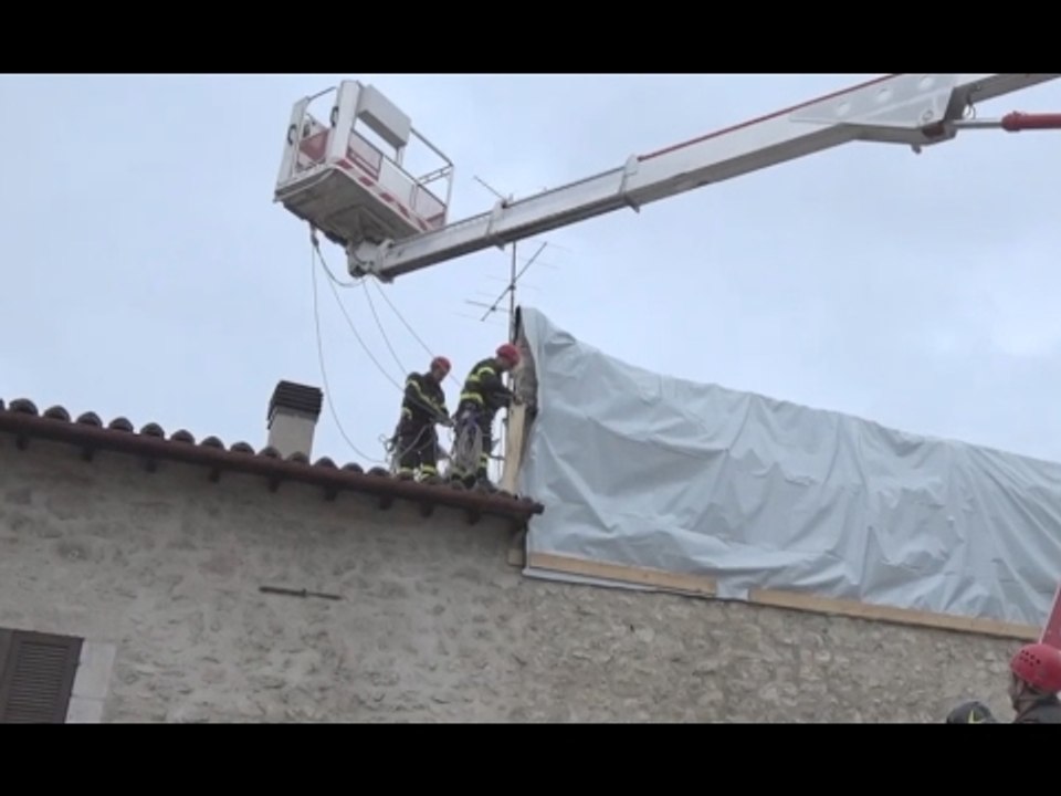 Norcia (PG) - Terremoto, messa in sicurezza tetto in Via Circonvallazione (03.02.17)