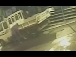 Modica (RG) - Buca ruote del camion del rivale, anziano incastrato da telecamere (28.01.17)