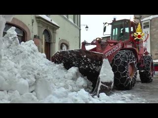 Camerino (MC) - Terremoto, rimozione neve via Ansovino Medici e via Antinori (22.01.17)
