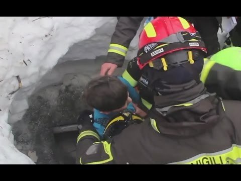 Farindola (PE) - Hotel Rigopiano, bimbo salvato sotto neve e macerie (20.01.17)