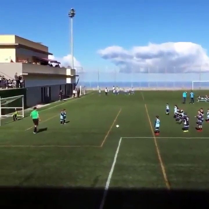 Ces petits footballeurs qui servent une leçon de fair-play à leurs aînés