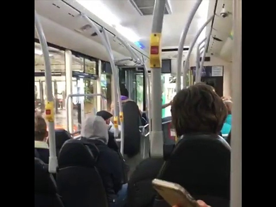 Ce chauffeur de bus vire un passager ivre !