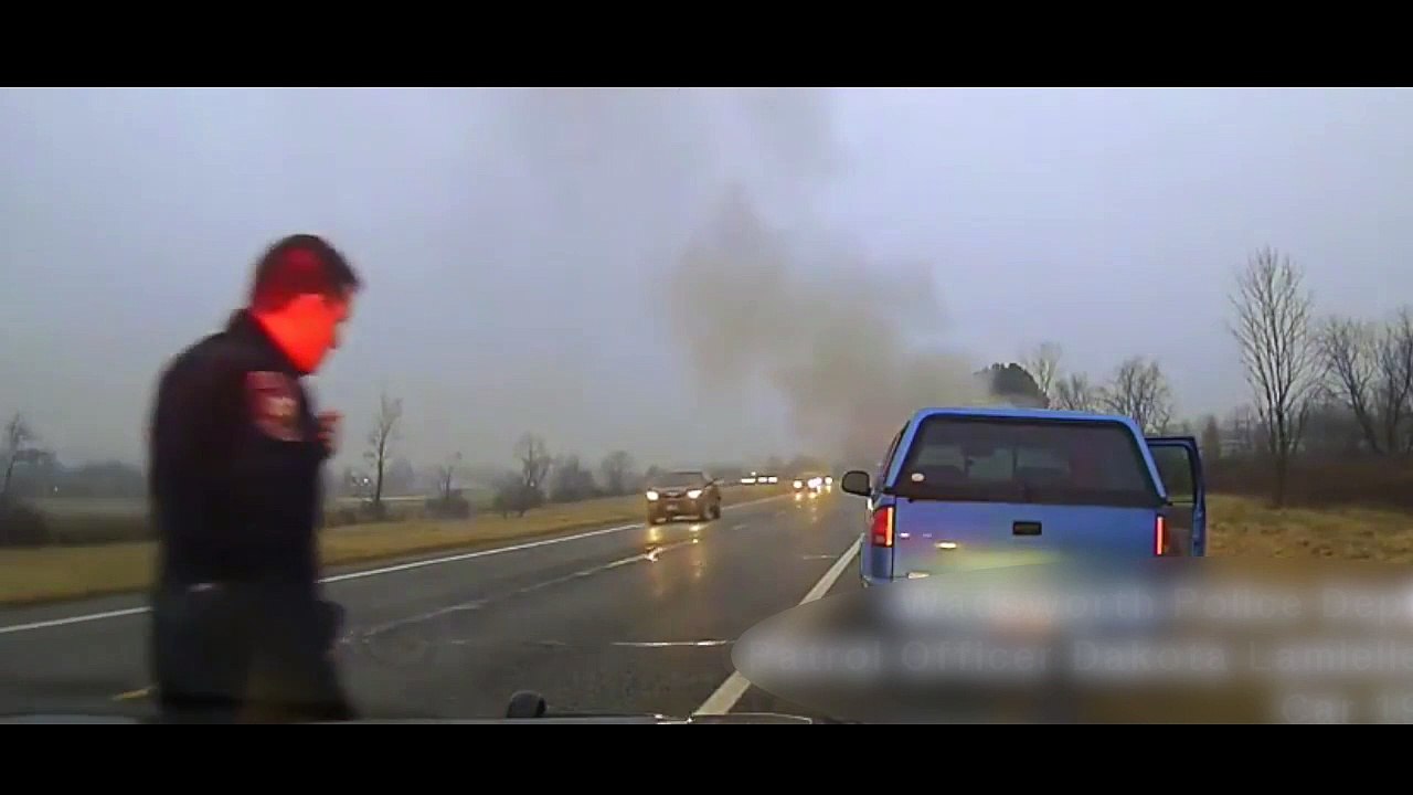 Ce policier héroique sauve une femme piégée dans sa voiture en feu