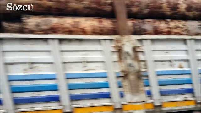 Yanan arabayı oksijen tüpüyle söndürmeye çalıştılar!