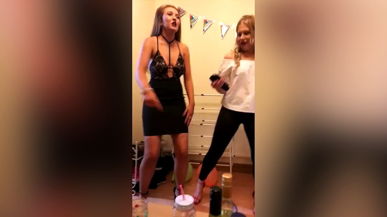 Cette jeune blonde va se faire très mal aux fesses