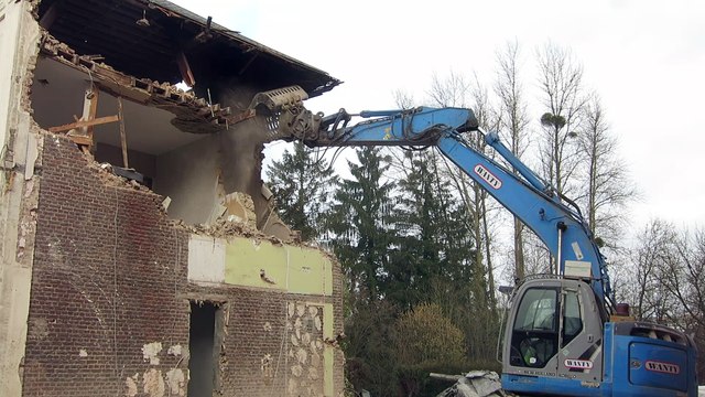 Destruction de deux maisons à Court-Saint-Etienne