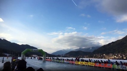 Cette patineuse en première position chute la tête la première et se fait doubler au dernier moment.