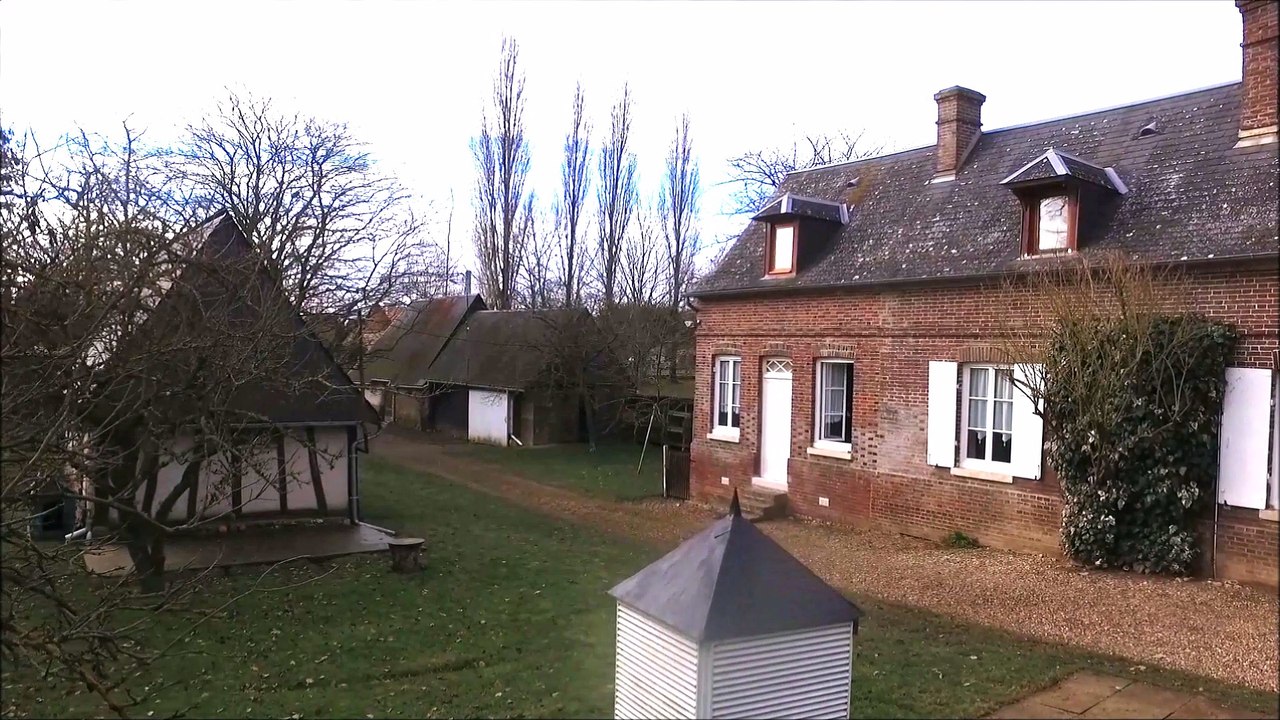 Vidéo aérienne corps de ferme par drone, vue aérienne d'un bien immobilier