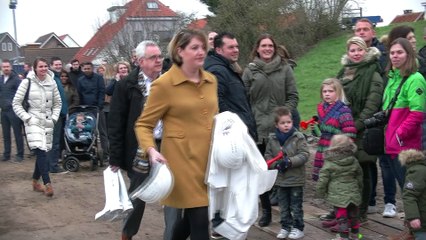 Wethouders Mourik en Van der Schaaf slaan eerste paal 2e fase Park Waterrijk / Hekelingen 2017