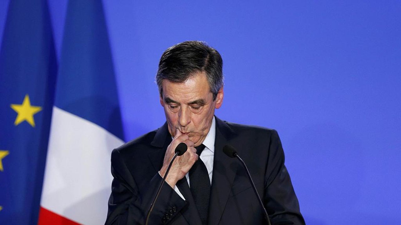 Aile üyelerini maaşa bağlayan Fillon 'yarışa devam' dedi