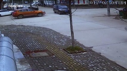 Good samaritans lift car up to rescue trapped passengers