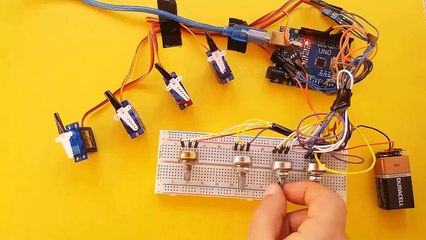 Demo Multiple Servo Control with a Potentiometer