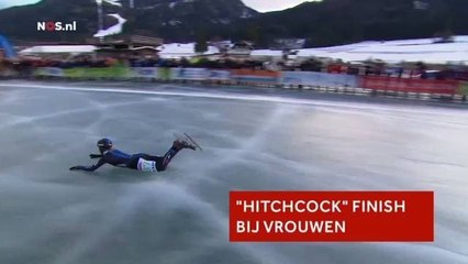 Une patineuse en tête de la course chute devant la ligne d'arrivée