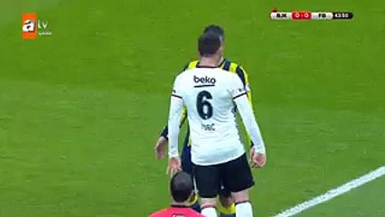 La simulation ridicule de Robin Van Persie lors du derby turc !