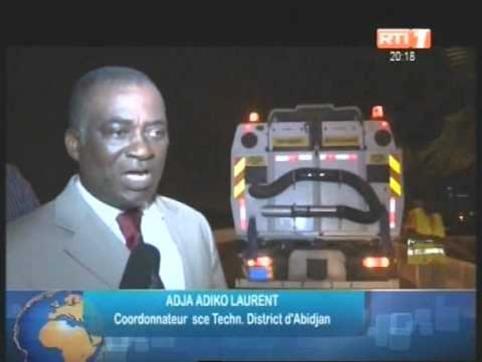 Opéraétion de nettoyage, de lavage du bitume dans le district d'Abidjan