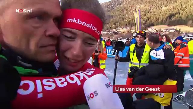 Une patineuse en tête de la course chute devant la ligne d'arrivée