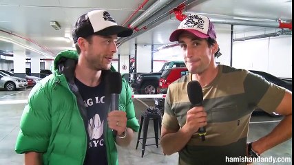 Otoparkta Arkadaşlarını Şakalayan Muzip İkili