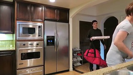 GOING INTO LABOR PRANK ON PIZZA DELIVERY GUY!!! (VICTIM 3)